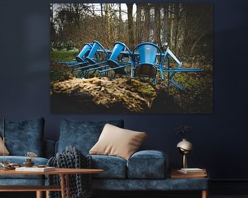 Blauwe stoelen in de regen in een industrieel landschap van Zaankanteropavontuur