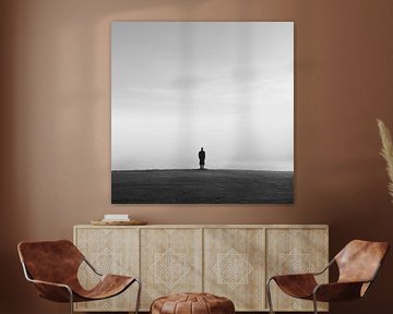 Zwart wit minimalistisch beeld kleine man in groot landschap van Natasja Haandrikman