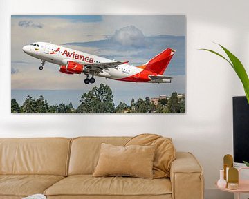 Avianca Airbus A319 stijgt op van vliegveld Medellin. van Jaap van den Berg