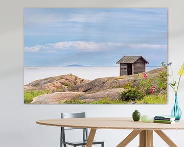 Oostzeekust met rotsen en houten hut bij Oskashamn in Zweden