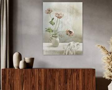 Stilleben mit zartrosa Blumen im japanischen Stil von Japandi Art Studio