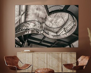 Zwierige ronde industriële trappen in oud gebouw, in vintage kleuren van Jan Willem de Groot Photography