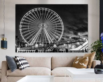 La grande roue illuminée a une allure magistrale dans le ciel noir. sur Jan Willem de Groot Photography