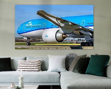 KLM Boeing 777-300 taxiet naar de Polderbaan.