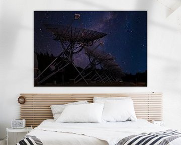 Radio telescopen met de Melkweg van PixelPower
