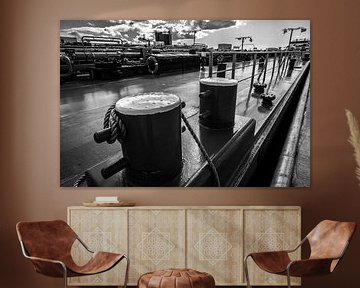 Grote stalen bolders op schip aan kade met tegenlicht van Jan Willem de Groot Photography