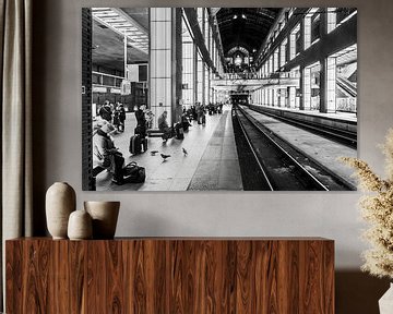 Treinstation met mooie verticale en ruimtelijke verlichting