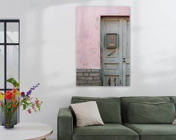 Pastel groene deur, roze muur | Fotoprint Italië | Europa reisfotografie van HelloHappylife