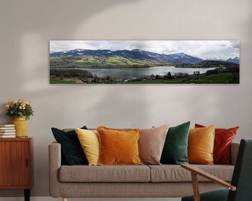 Image panoramique d'un paysage de montagne enneigé et partiellement dans les nuages en Suisse avec le lac de la Gruyère sur Andreas Freund