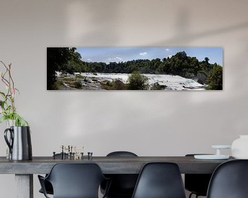 Schaffhausen watervallen, panoramisch uitzicht met watervallen en brug in de zomer, Zwitserland van Andreas Freund