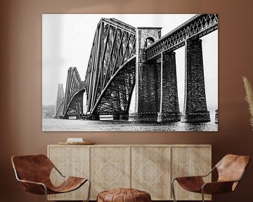 Eisenbahnbrücke aus Stahl 19. Jahrhundert über nebelige Firth of Forth mit schwere Pfeiler von Jan Willem de Groot Photography
