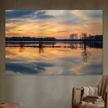 Farbenfroher Sonnenuntergang spiegelt sich im See im Erholungsgebiet Geestmerambacht von Bram Lubbers