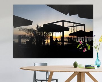 sur une terrasse en bord de mer au coucher du soleil sur Ria van den Broeke