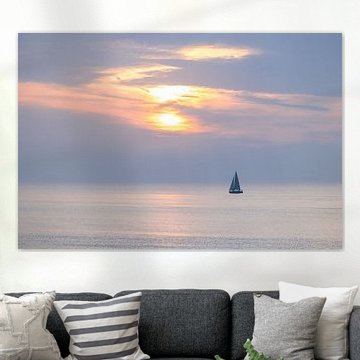 voilier en mer avec des couleurs pastel au coucher du soleil