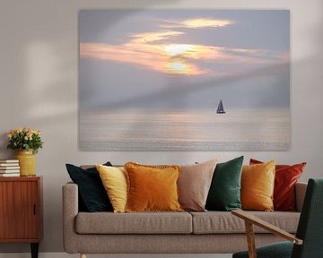 zeilbootje op zee met pastelkleuren bij zonsondergang van Ria van den Broeke