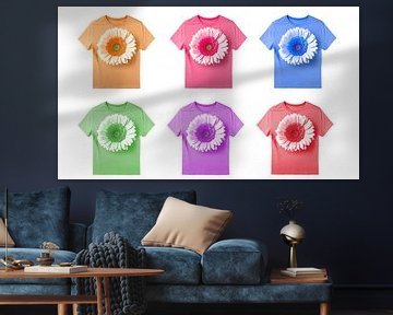 Set aus bunten T-Shirts mit Blumen einzeln auf weißem Hintergrund, Ausschnitt von Animaflora PicsStock