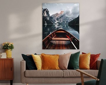 Vue du bateau sur le lac de montagne