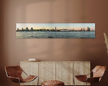 Hamburg City Skyline - volles Panorama von den Landungsbrücken bis zur Elbphilharmonie zum Sonnenuntergang