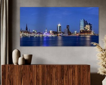 Hamburg Skyline mit Elbphilharmonie zur blauen Stunde