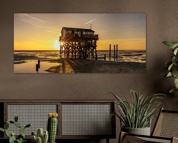 Stapelwoningen aan de Noordzeekust op het strand van St. Peter Ording bij zonsondergang