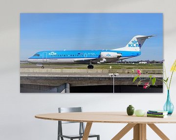 Taxiënde KLM Cityhopper Fokker 70.