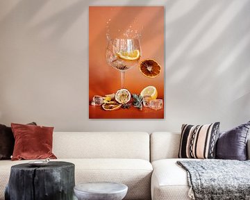Orange Cascade Splash: Cocktail mit spielerischen Elementen und lebhaften Tönen von Anne van de Kerkhof