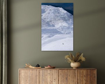 Een wandelaar op sneeuwschoenen in het Mont-Blanc massief. van Ralph Rozema