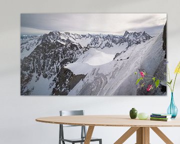 Skiers in het indrukwekkende Mont-Blanc massief. van Ralph Rozema