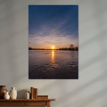 Gefrorener See im Sonnenuntergang
