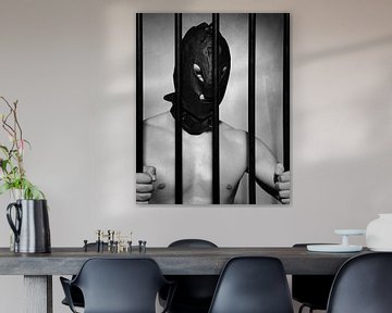 Mann hinter Gefängnisgittern im devoten Fetisch-Stil von Photostudioholland