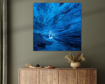 Une grotte de glace bleue sous le glacier Vatnajökull.