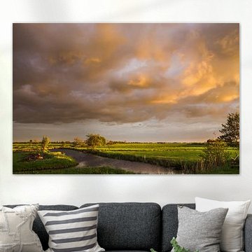 Paysage de polder "coucher de soleil orageux" sur Coen Weesjes