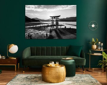 Beeindruckendes großes japanisches religiöses Shinto-Torii am Strand und Meer bei Sonnenuntergang in Itsukushima von Jan Willem de Groot Photography