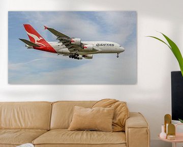 Landende Qantas Airbus A380 passagiersvliegtuig. van Jaap van den Berg