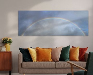 Regenboog in een donkere stormachtige lucht