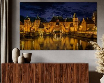 Koppelpoort bij avond met reflectie