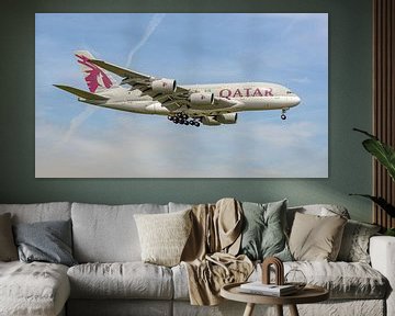 Landende Qatar Airways Airbus A380 passagiersvliegtuig. van Jaap van den Berg