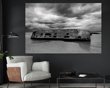 Mulberry harbour of Arromanches-les-Bains by Blond Beeld