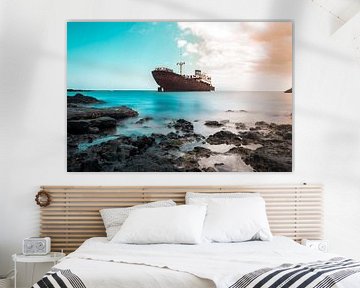 Schiffswrack im Meer von Lanzarote von Karen Velleman