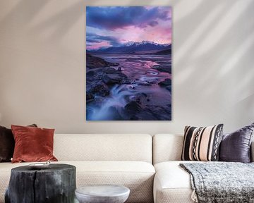 Montagnes, lumineuses dans la pénombre