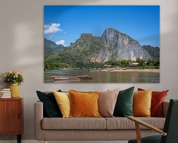 Karstberge am Ufer des Mekong bei den Pak Ou-Höhlen, Laos