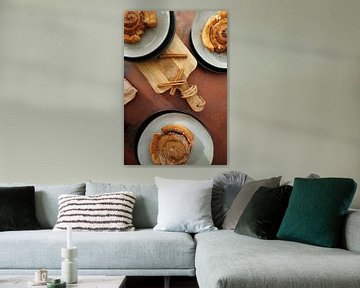 Gedekte tafel met verse kaneelbroodjes