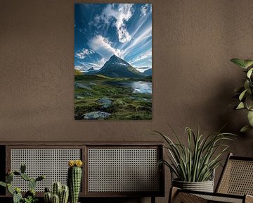 Des nuages passent au-dessus de la montagne