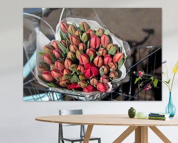 Tulipes du marché dans un panier de vélo rétro sur Blond Beeld