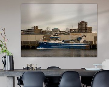 Visserschepen in de haven IJmuiden in de schemering van scheepskijkerhavenfotografie