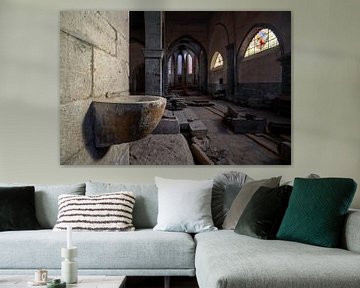 Weihwasserbecken in einer verlassenen Kirche von Vivian Teuns