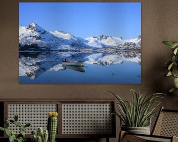 Norvège - Lofoten - Reflétant le lac avec un bateau sur Martin Jansen