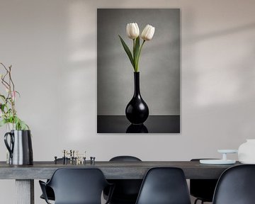 Tulipes blanches minimalistes dans un vase noir sur De Muurdecoratie