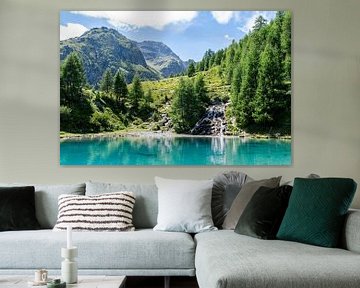 Kleiner klarer blauer See in den Bergen der Schweiz von MaxDijk Fotografie shop