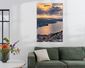 Sonnenuntergang in Bergen vom Berg Floyen aus gesehen, Norwegen von Henk Meijer Photography